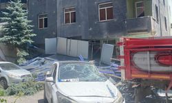 Nevşehir’de atıl hastane binasının dış cephesi çöktü: 2 araç hasar aldı