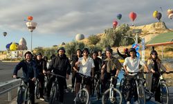 AK Partili gençler Kapadokya’da balonlar eşliğinde pedal çevirdi