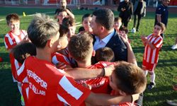 Başkan Arı’dan minik futbolculara sürpriz: Sahaya hediyelerle geldi