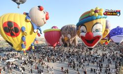 Kapadokya’da balon şöleni: Gökyüzü dev figürlerle kaplandı