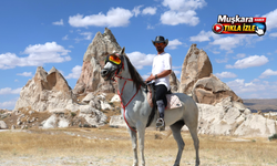 Kapadokya’da sıra dışı görüntü! Güneş gözlüklü at görenleri şaşırttı