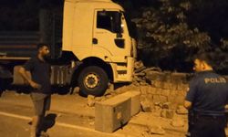 Nevşehir'de kontrolden çıkan tır evin bahçesine daldı
