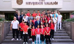 Nevşehir’e gurur yaşatan sporcular Vali Kök’ü ziyaret etti