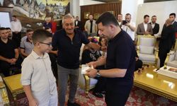 Bir oda dolusu kapak topladı: Başkan Arı’dan küçük Mustafa’ya sürpriz