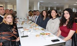 Rektör Aktekin yemekhanede öğrencilerin taleplerini dinledi