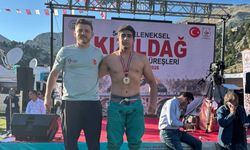 Nevşehirli güreşçi Yalçın’dan büyük başarı: Başpehlivan oldu