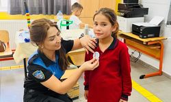Nevşehir polisi miniklerin yüzünü rozetlerle güldürdü
