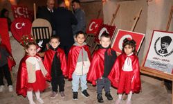 Uçhisar Kalesi’nde miniklerin bayrak sergisi ilgi gördü!