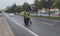 Önce trafiği durdurdu, sonra yaşlı kadına yol oldu!