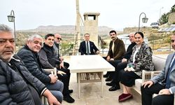 Vali Kök, “Sevdan Bir Ateş” setinde oyuncularla buluştu