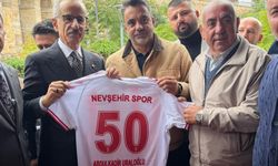 Bakan Uraloğlu’na Nevşehir Spor sürprizi: İsmi yazılı forma hediye edildi