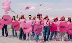Tülin Şahin Kapadokya’da pembe uçurtma uçurdu
