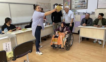 Hasta ve engelli seçmenler, görevlilerin yardımıyla oy kullandı