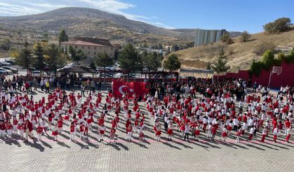 Altınyıldız’da ilköğretim öğrencilerinden Cumhuriyet Güneşi Gösterisi