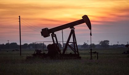 Petrolün varil fiyatı son bir ayın en düşük seviyesine geriledi
