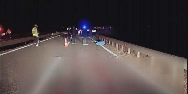Refüje çarpıp takla atan otomobil 3 kişiye mezar oldu