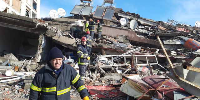 Nevşehir Belediyesi ekipleri 2 kişiyi enkaz altından çıkarmayı başardı