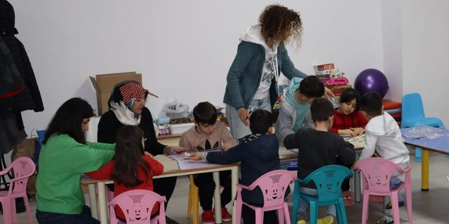 Nevşehir'de depremzede çocuklarla öğretmenler ilgileniyor