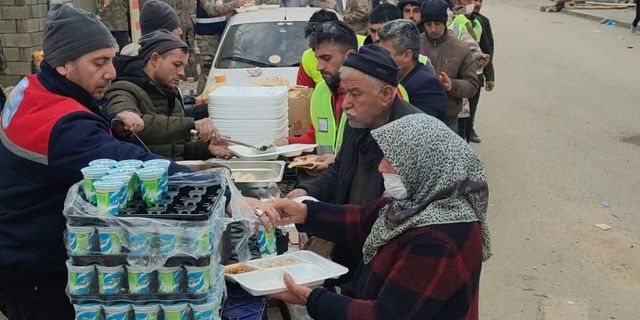 Öğretmenler deprem bölgesinde yemek dağıttı