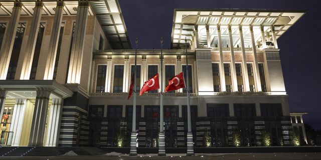 Milli yas ilanının ardından tüm Türkiye'de bayraklar yarıya indirildi