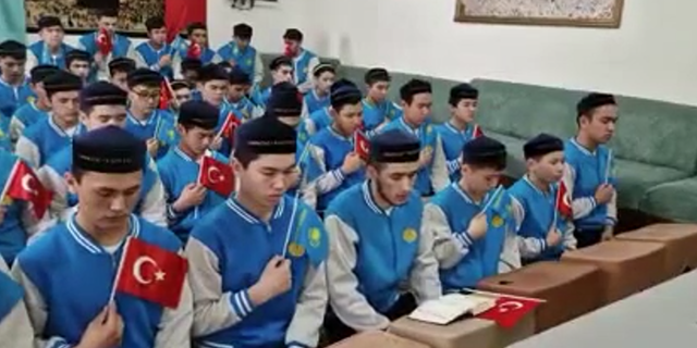 Kazakistan'da öğrenciler Türkiye için Kur'an okuyup dua etti