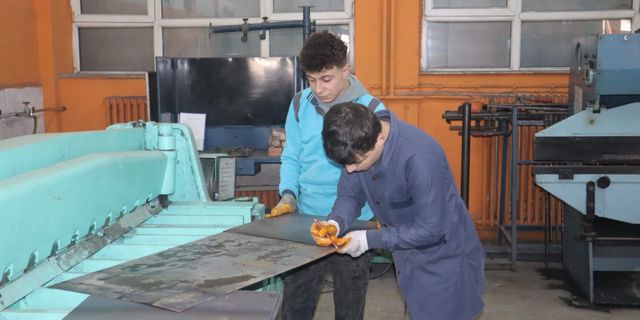Meslek lisesi öğrencileri depremzedeler için soba üretiyor