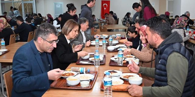 Rektör Aktekin ve il protokolü depremzedelerle iftar yaptı