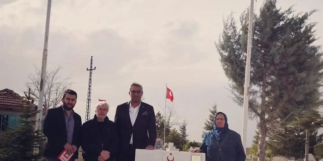 TES, şehit mezarındaki Türk bayrağını yeniledi