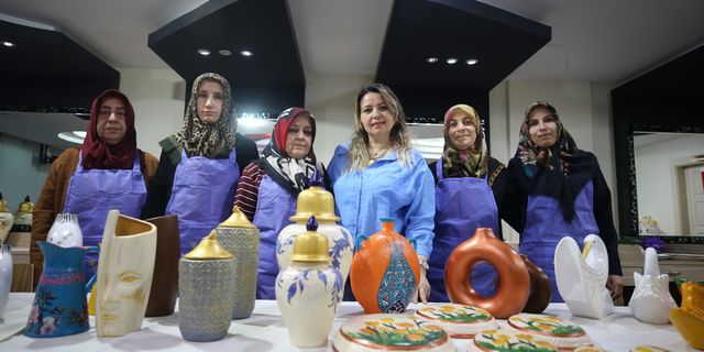 Depremzede kadınlar Nevşehir'de seramik boyama kursuyla meslek ediniyor