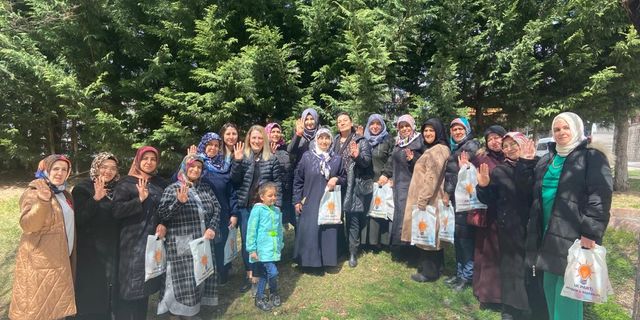AK Parti Kadın Kolları vatandaşlarla bir arada