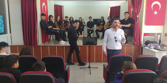 Gazi Ortaokulu 8.sınıf öğrencilerine Güzel Sanatlar Lisesinden müzik resitali