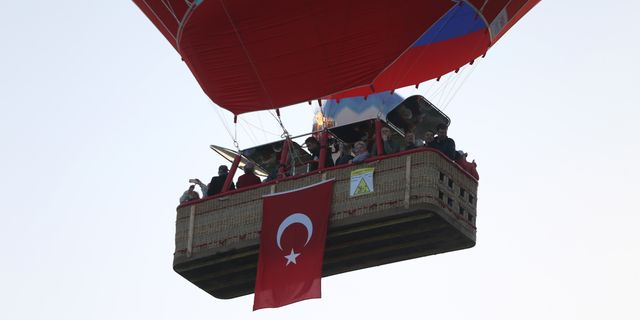 Kapadokya'da balonlar Türk bayrakları ve Atatürk posteri ile uçtu