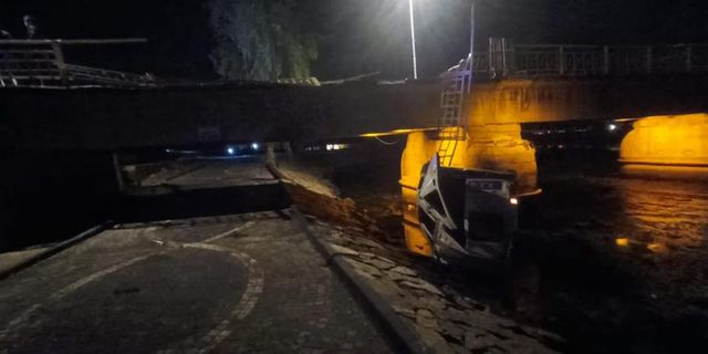 Araç tarihi Taşköprü’den Kızılırmak’a düştü