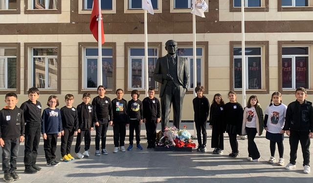 Bahçeşehir Koleji öğrencilerinden Atatürk büstüne çiçek
