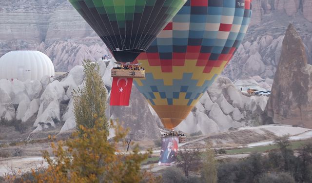 Kapadokya'da balonlar Türk bayrağı ve Atatürk posteriyle uçtu(video)