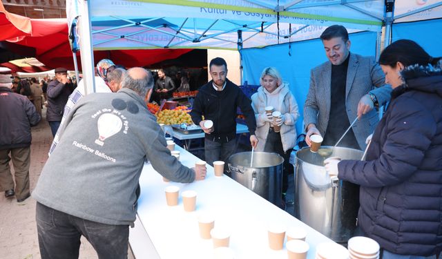 Başkan Aktürk üşüyen vatandaşlara çorba ikram etti