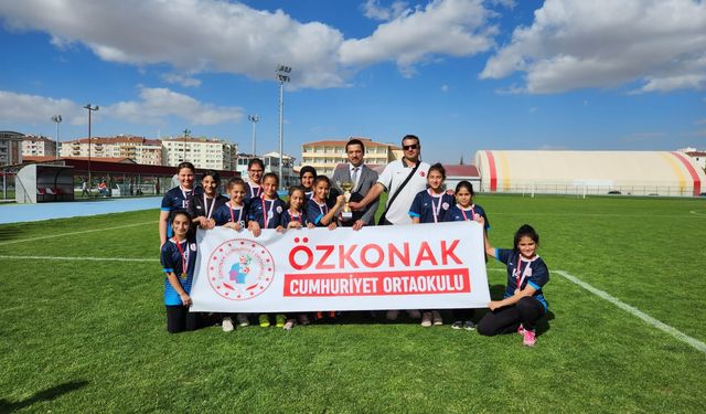Küçük kızlar futbolda şampiyon: Özkonak Cumhuriyet Ortaokulu