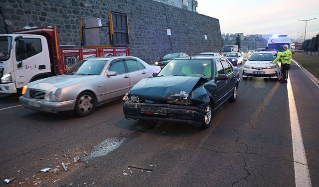 Nevşehir’de minibüs ile otomobil çarpıştı: 2 yaralı (video)