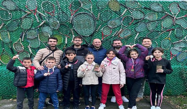 Tenisçiler Nevşehir’e derecelerle döndü