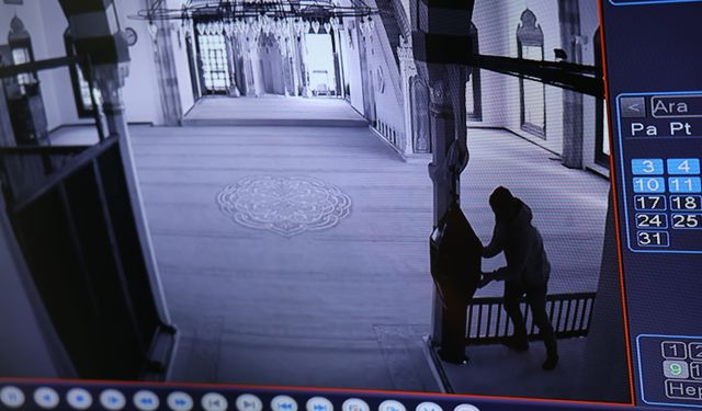 Camideki yardım kutusunu çalan hırsız yakalandı (video)