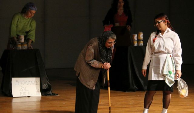NEVÜ öğrencilerinden tiyatro gösterimi: Pırtlatan bal