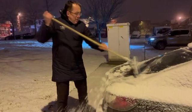 Başkan Savran vatandaşın aracındaki karları temizledi