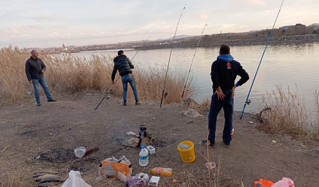Tuttukları limit altı balıkları metre ile ölçüp suya bırakıyorlar