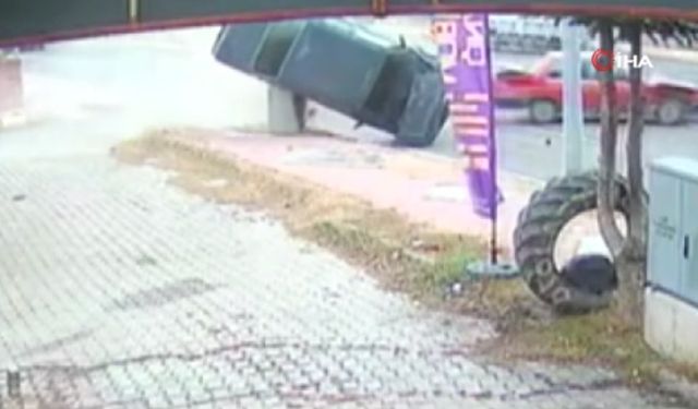 Önce otomobile sonra çöp konteynırına çarparak takla attı (video)