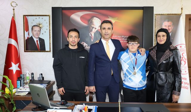 Yüzme şampiyonundan İl Müdürü Özdemir’e ziyaret
