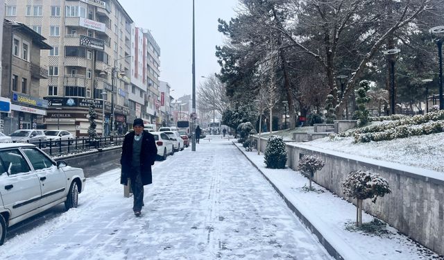 Nevşehir güne karla uyandı