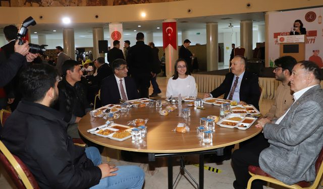 Nevşehir protokolü NEVÜ’lü öğrencilerle iftar sofrasında buluştu