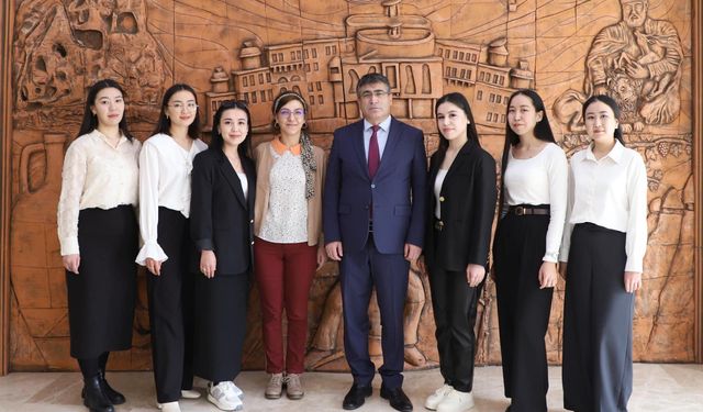 Kazak öğrencilerden Rektör Aktekin’e ziyaret