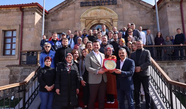 Aktürk, belediye personeli ile vedalaştı