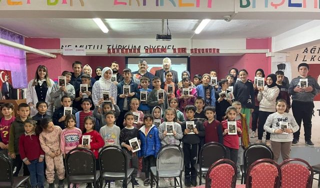 Yazar Aytekin, Ağıllı köyünde öğrencilerle bir araya geldi